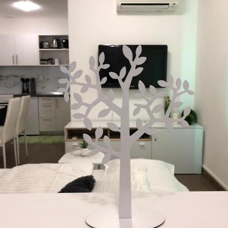 Modern Center Studio Under The Castle - Free Parking Apartment Ljubljana Bagian luar foto