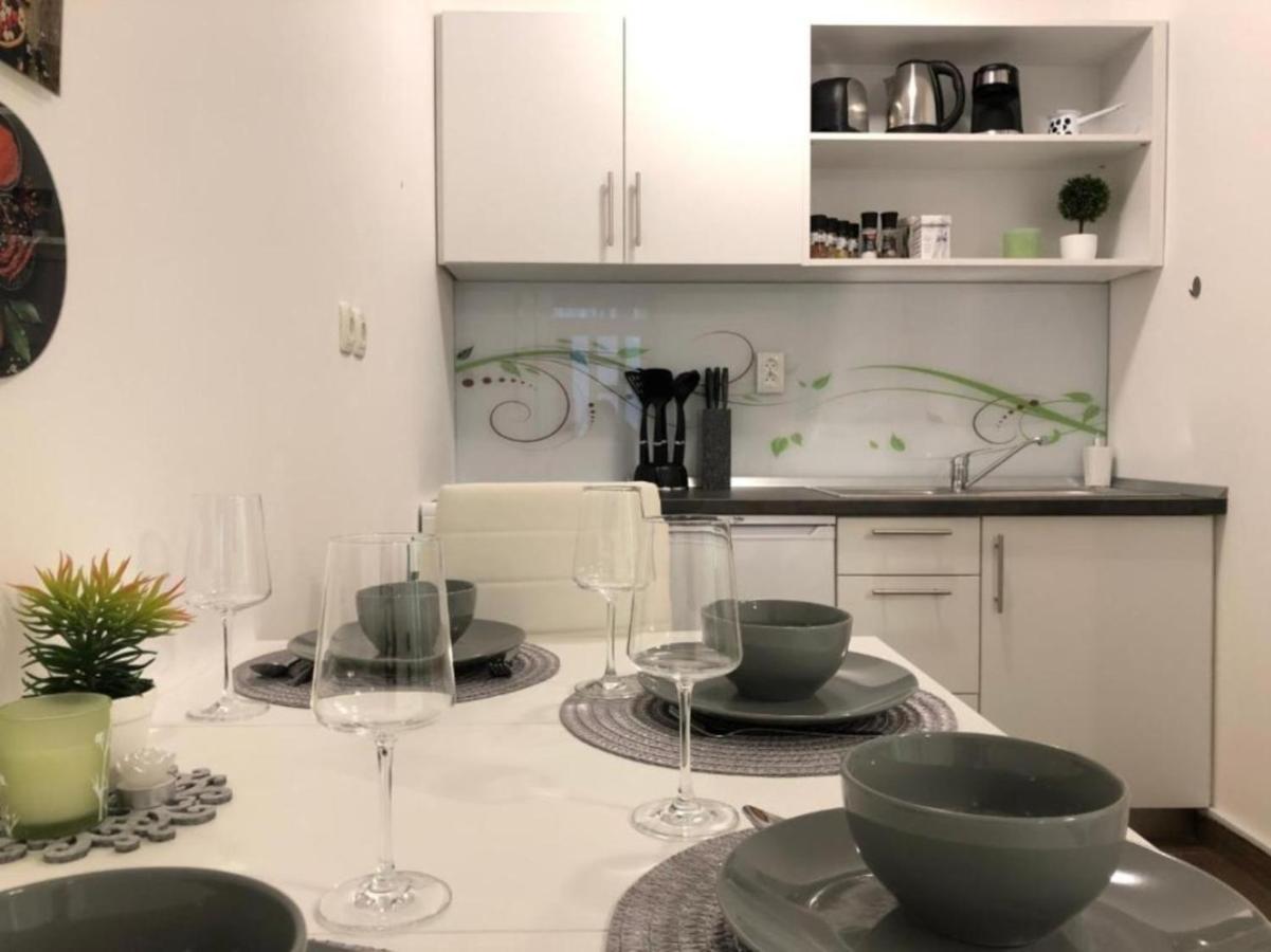Modern Center Studio Under The Castle - Free Parking Apartment Ljubljana Bagian luar foto